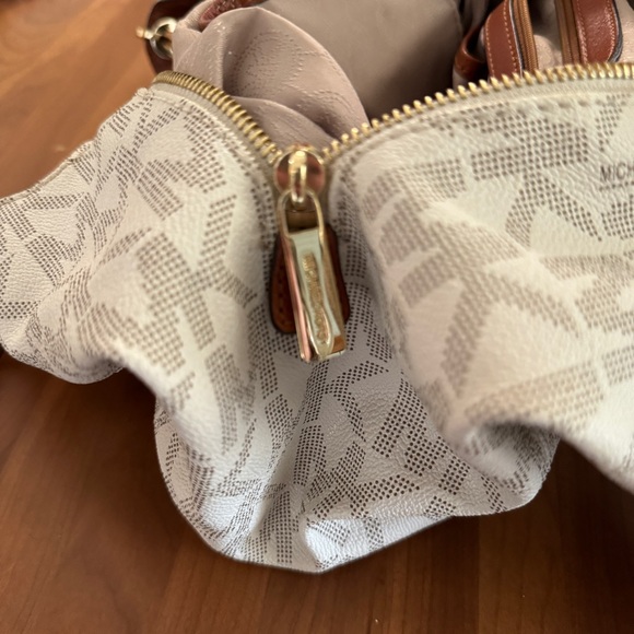 Fulton Large Logo Shoulder Bag in Vanilla - Picture 10 of 13